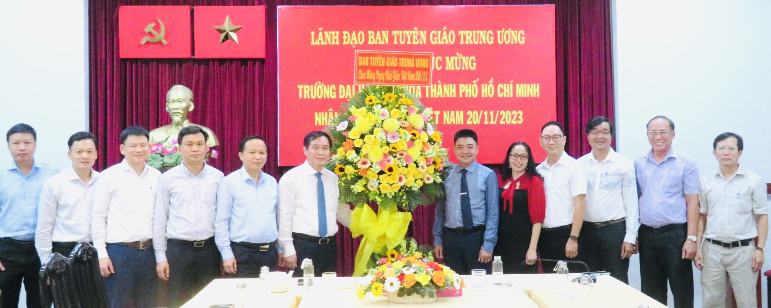 Đoàn công tác của Ban Tuyên giáo Trung ương thăm và chúc mừng 365bet de
. Hồ Chí Minh nhân dịp kỷ niệm 41 năm Ngày Nhà giáo Việt Nam 20/11